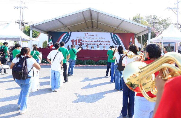 Desfilan miles de jóvenes en el 115 aniversario de la Revolución Mexicana