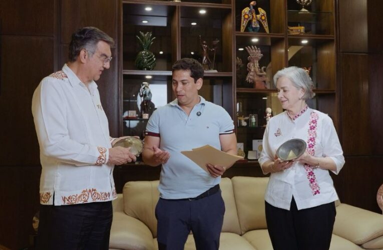 Reciben Américo y María piezas bendecidas por el Vaticano para la Virgen monumental de El Chorrito