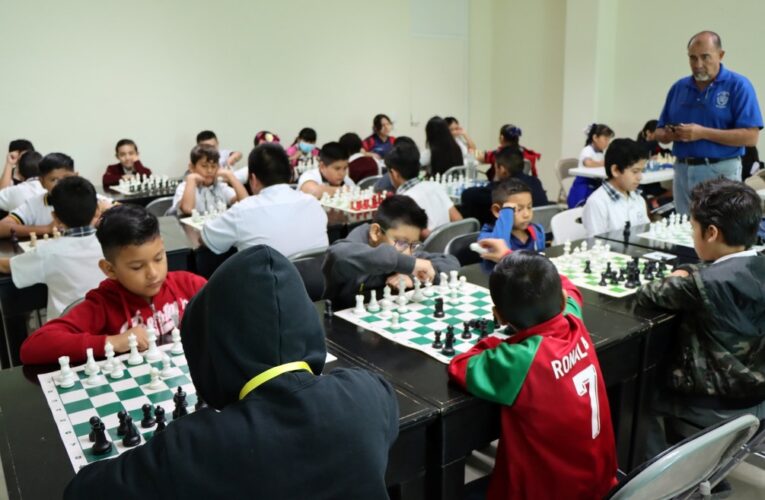 Continúan las eliminatorias escolares de Bádminton y Ajedrez con el apoyo de Carlos Peña Ortiz