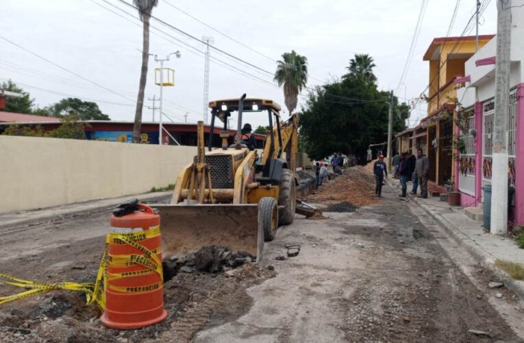 Atiende COMAPA reporte de fuga de drenaje sanitario en la colonia La Cañada