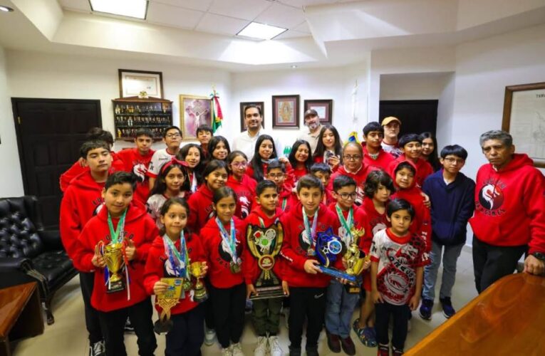 Reconocen nadadores apoyo del Presidente Carlos Peña Ortiz en su preparación y competencias