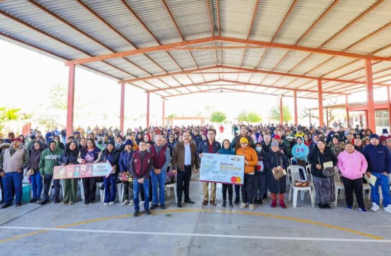 Entregó Carlos Peña Ortiz tarjetas de becas Rita Cetina en la secundaria técnica # 73