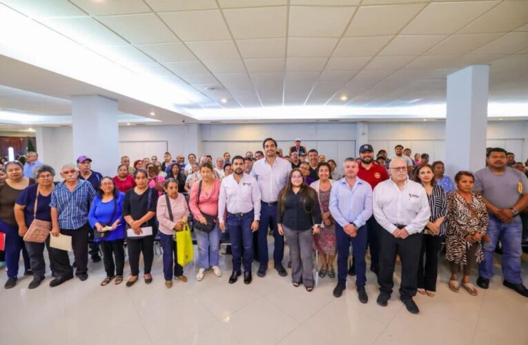 Comparte Carlos Peña Ortiz con comerciantes ambulantes el programa Subsidio del Agua