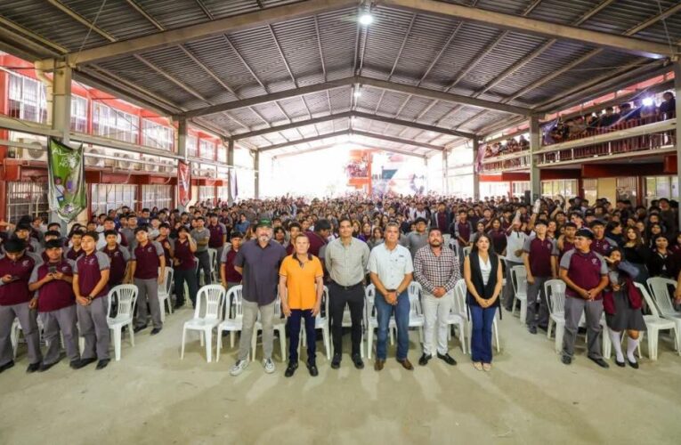Presentó Carlos Peña Ortiz conferencia motivacional con el Campeón Mundial Julio César Chávez