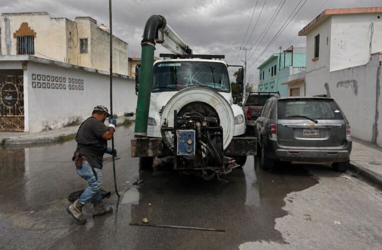 Trabaja Gobierno de Reynosa a la par de la COMAPA en desazolve del drenaje sanitario