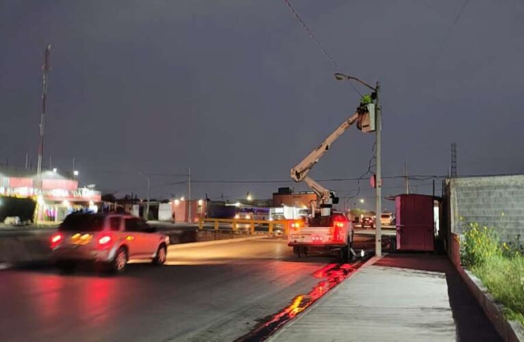 Rehabilita Gobierno de Carlos Peña Ortiz alumbrado público en Hacienda Del Sol