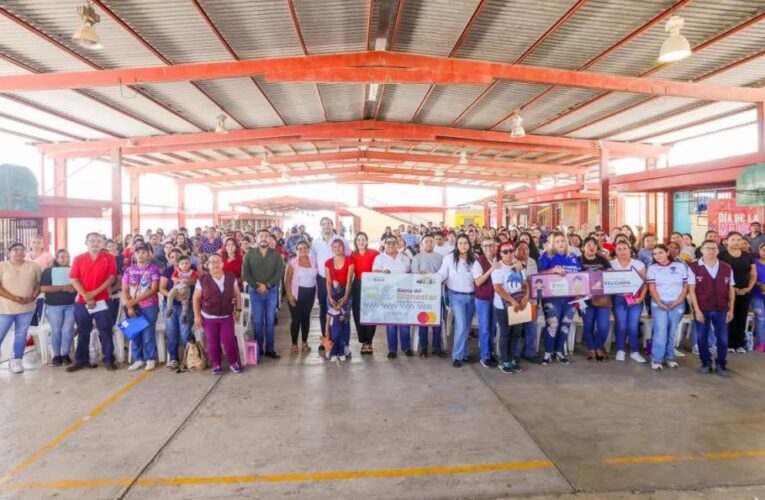 Entregó Carlos Peña Ortiz Becas Rita Cetina en primaria de Jarachina Sur