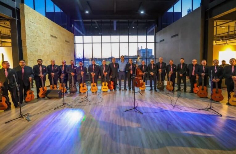 El Alcalde Carlos Peña Ortiz presentó la Noche de Museos «Entre Cuerdas y Acordes» con lleno total en el Museo del Ferrocarril