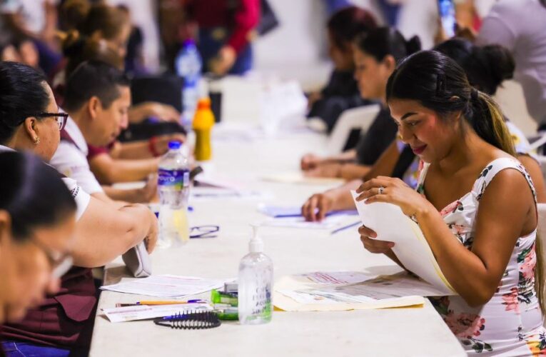 Recibieron padres de familia Tarjetas de Becas Rita Cetina en el Auditorio Municipal