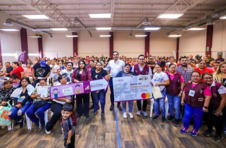 Entregó Carlos Peña Ortiz tarjetas de Beca Rita Cetina con Alexander Alan Bolaños Tinoco, Coordinador del Programa
