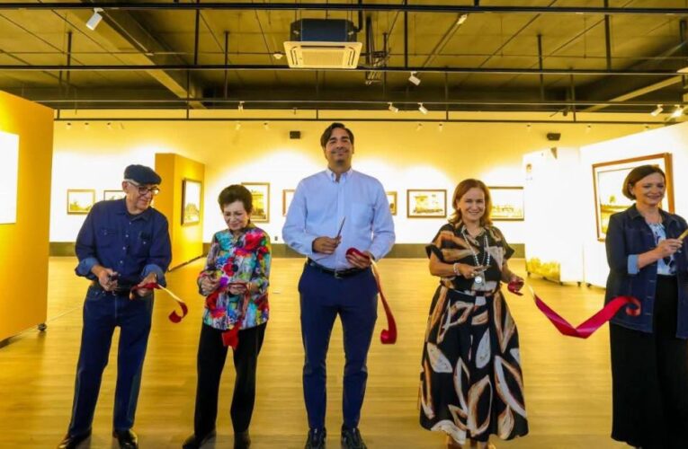 Cortó Alcalde Carlos Peña Ortiz el listón inaugural de la obra pictórica de Mángeles Barocio