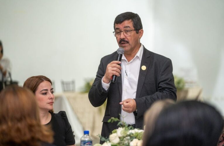 Festejan a Maestros de Familia UAT.