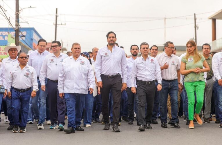 Participó el Alcalde Carlos Peña Ortiz junto al líder de la FTR, Reynaldo Garza Elizondo, en el Desfile Conmemorativo del Día del Trabajo
