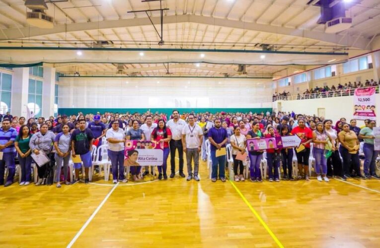 Festejaron Gobierno Municipal y padres de familia entrega de tarjetas de Becas