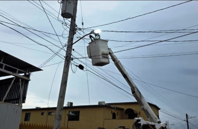 Refuerza Gobierno de Carlos Peña Ortiz alumbrado público en Jarachina Norte