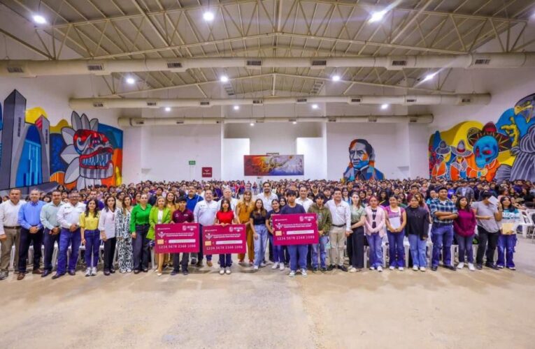 Entregó Carlos Peña Ortiz Tarjetas de Becas Universitarias a estudiantes de Reynosa