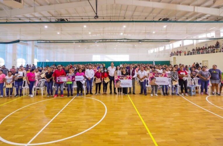 Recibieron en Reynosa tarjetas de Beca Rita Cetina, entregadas por el Alcalde Carlos Peña Ortiz