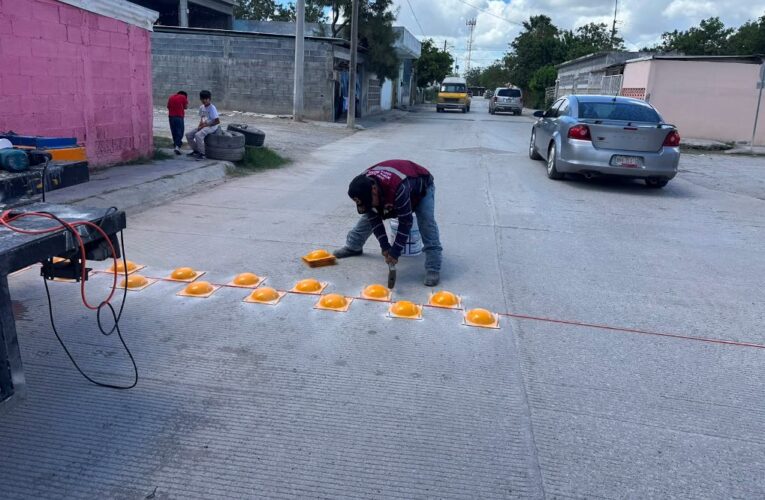 Mejora Gobierno de Carlos Peña Ortiz seguridad vial con instalación de boyas de tráfico
