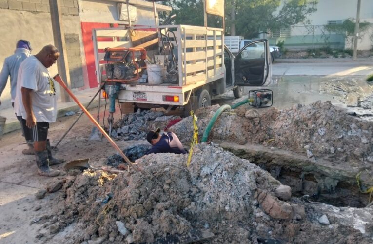 Repara COMAPA fuga de agua potable en la colonia 16 de Septiembre