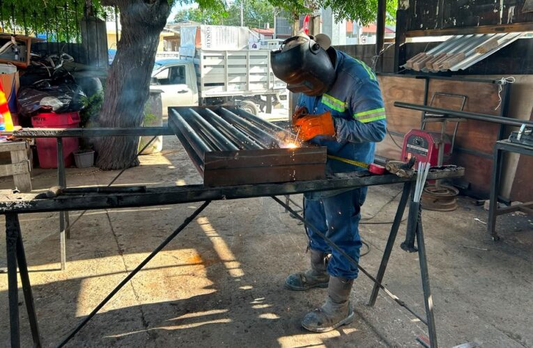 Realiza Gobierno de Carlos Peña Ortiz desde fabricación hasta colocación de rejillas pluviales
