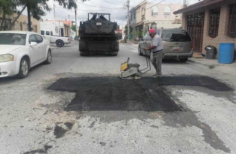 Refuerza Gobierno de Carlos Peña Ortiz trabajo de bacheo en colonias de Reynosa