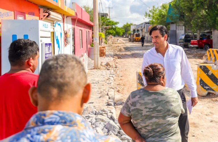 Verificó Carlos Peña Ortiz pavimentación en calle Emilio Portes Gil para asegurar calidad de la obra