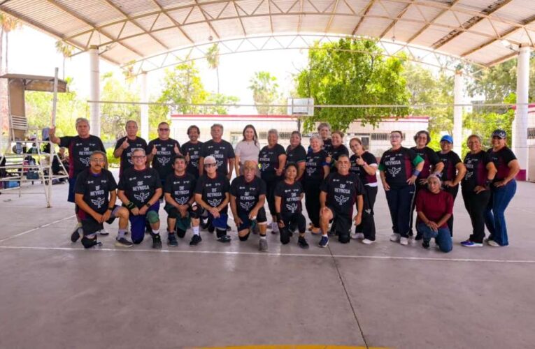 Entrega DIF-Reynosa nuevos uniformes a equipo de cachibol de Casa Club