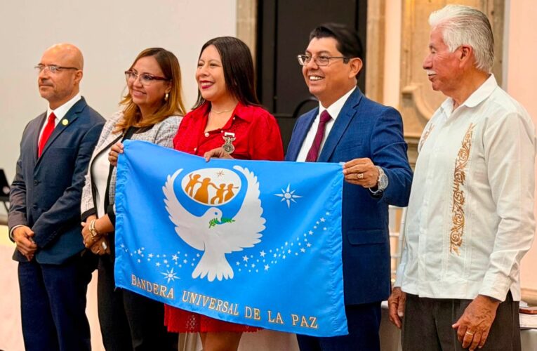 Recibe Marcelo Olán la Bandera de la Paz.