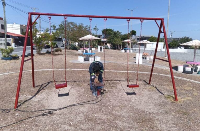 Rehabilita Servicios Públicos juegos y mobiliario de plazas en Jarachina Sur, Carlos Cantú y Campestre