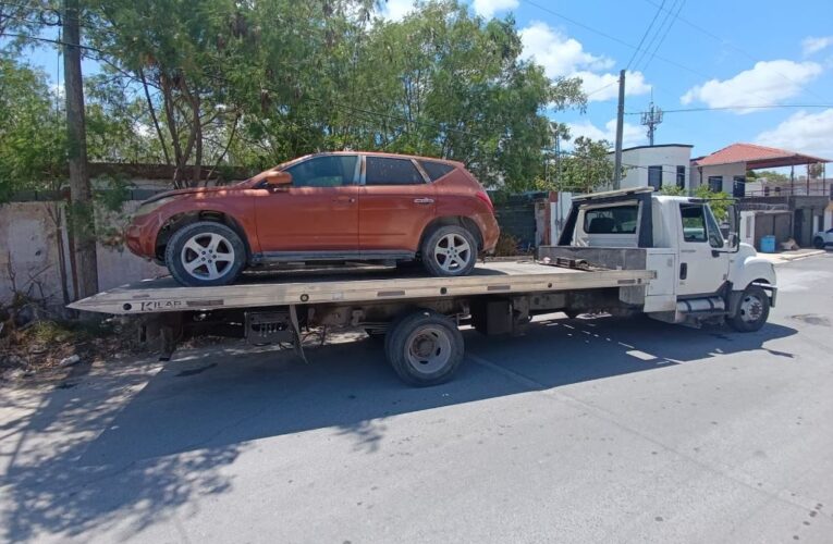 Retira Dirección de Medio Ambiente en Reynosa, vehículos abandonados de la vía pública
