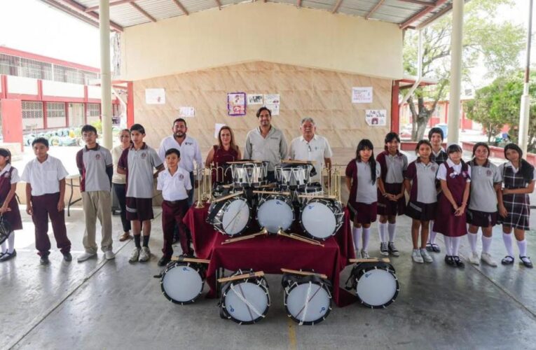 Entregó Alcalde Carlos Peña Ortiz instrumentos a Banda de Guerra de la Secundaria Técnica No. 59