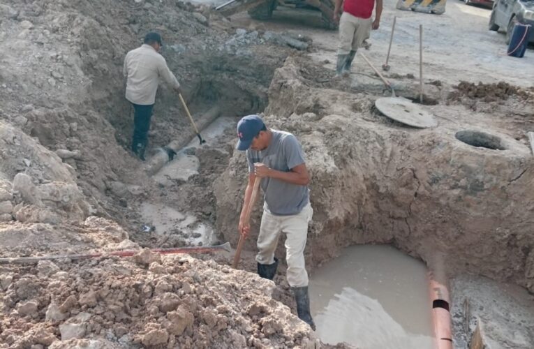 Trabaja COMAPA en reparación de fuga de agua potable en la colonia Hidalgo