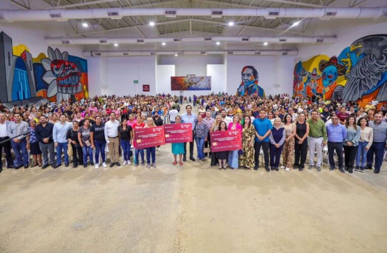 Entregó Carlos Peña Ortiz tarjetas de Mamá Luchona en apoyo a mujeres de Reynosa