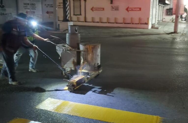 Continúa Servicios Públicos el pintado de pasos peatonales en Bulevar Del Maestro